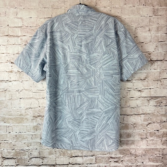 Lululemon Men's Airing Easy Short Sleeve Button Down Shirt Ventlight Mesh L/XL - Picture 4 of 5